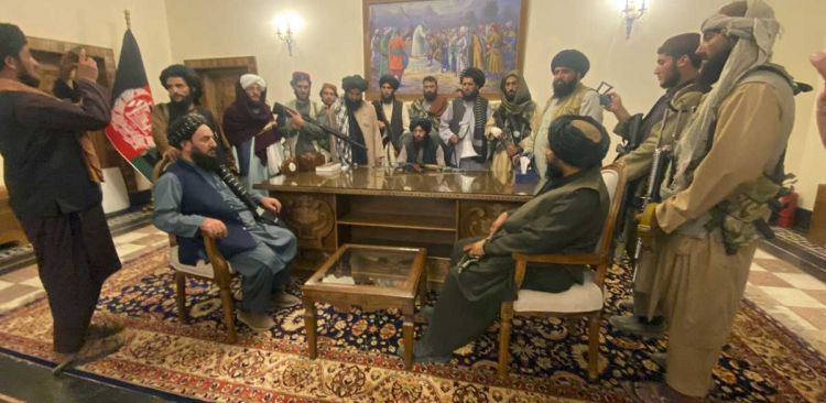 Grupo talibán en el palacio presidencial.