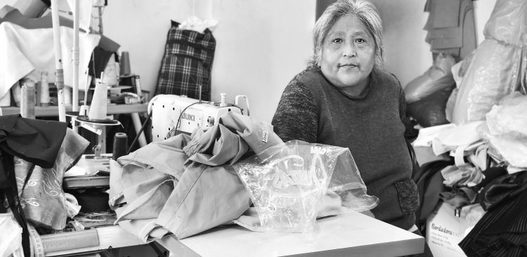 Eliza Sinca en su taller de costura. Foto: María Chutt