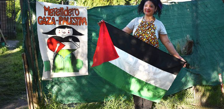 Paola Pereyra en la entrada del merendero Gaza-Palestina  Foto: María Chutt