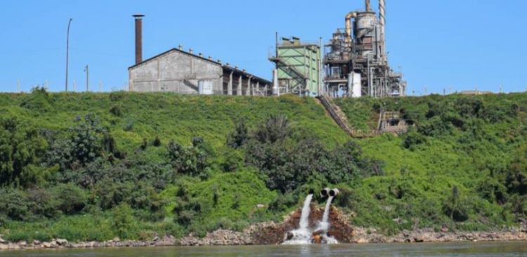 Vertederos sin tratamiento de aguas que evidencia la bajante del Paraná