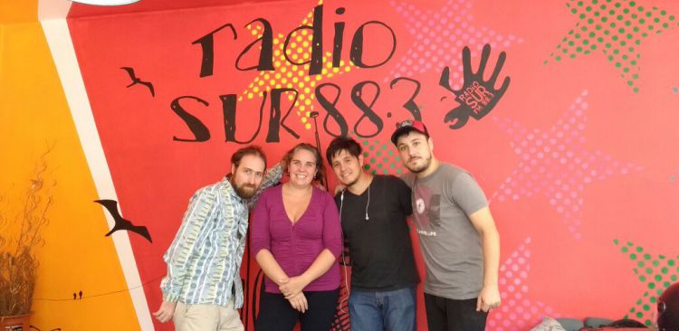 Valeria Abbas en los estudios de Radio Sur.